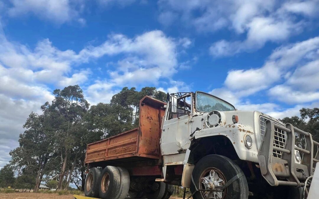 Using Truck Tilt Trays for Efficient Heavy Vehicle Recovery